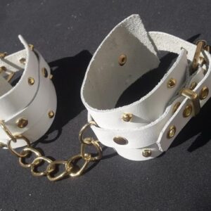 ESPOSAS DE CUERO CON CADENAS