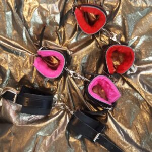 ESPOSAS DE CUERO CON PELUCHE YCON MOSQUETON